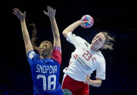 Handball, Damen EM, Dänemark - Russland Danmarks Kristina Joergensen og Ruslands Snopova under EM kampen mellem Danmark-Rusland i Nantes, mandag den 10 december 2018.. , Nantes Denmark Copyright: Scanpix LiselottexSabroex COP104 spdk20181210-185129-L
