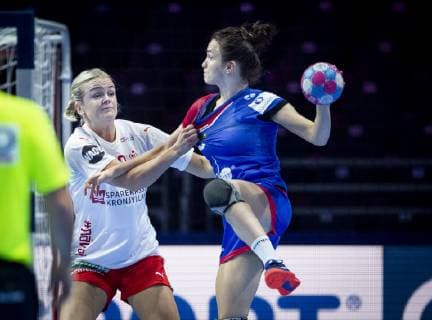Sport Bilder des Tages Handball, Damen EM, Dänemark - Russland Danmarks Stine Joergensen og Ruslands Anna Vyakhireva under EM kampen mellem Danmark-Rusland i Nantes, mandag den 10 december 2018.. , Nantes Denmark Copyright: Scanpix LiselottexSabroex COP104 spdk20181210-185703-L