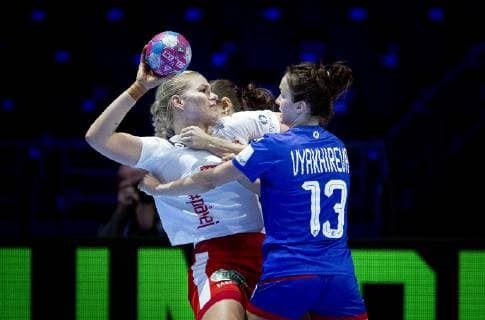 Handball, Damen EM, Dänemark - Russland Danmarks Kathrine Heindahl og Ruslands Anna Vyakhireva under EM kampen mellem Danmark-Rusland i Nantes, mandag den 10 december 2018.. , Nantes Denmark Copyright: Scanpix LiselottexSabroex COP104 spdk20181210-191335-L