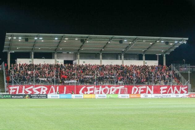 Zwickau, 10.12.2018, Stadion Zwickau, Fußball, Herren, 3. Liga, 18.Spieltag , FSV Zwickau - SG Sonnenhof Großaspach , Im Bild: Zwickauer Fans zeigen Transparent FUSSBALL GEHÖRT DEN FANS , Gemäß den Vorgaben des DFB Deutscher Fußball Bund ist es untersagt, in dem Stadion und oder vom Spiel angefertigte Fotoaufnahmen in Form von Sequenzbildern und oder videoähnlichen Fotostrecken zu verwerten bzw. verwerten zu lassen. DFB regulations prohibit any use of photographs as image sequences and or quasi-video.