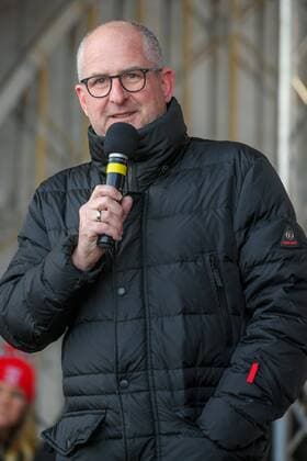 2. HFC Weihnachtsmarkt vor dem Marathontor am ERDGAS Sportpark. Die komplette Mannschaft des HFC ist gekommen um mit den Fans Weihnachten zu feiern. Jens Rauschenbach (Vorstand HFC) begrüßt die Fans und Gäste Erfurt Thüringen Deutschland