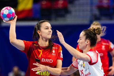 181211 Eliza Buceschi of Romania and Nerea Pena of Spain during the EHF European Women?s Handball Championship match between Spain and Romania on December 11, 2018 in Nancy. Photo: Fredrik Varfjell BILDBYRAN kod FV 150182 Copyright: FREDRIKxVARFJELL BB181211FV005