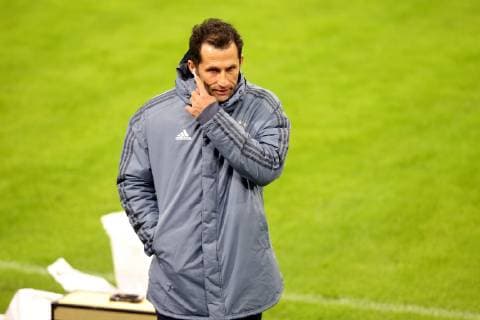 Sportdirektor Hasan Salihamidzic ( FC Bayern Muenchen ) mit Headset im Ohr, Training, Ajax Amsterdam vs FC Bayern Muenchen, Fussball, Champions League Gruppenphase,11.12.2018 Training, Ajax Amsterdam vs FC Bayern Muenchen, Fussball, Champions League Gruppenphase,11.12.2018 Amsterdam Copyright: xEIBNER HarryxLangerx EP_HLR