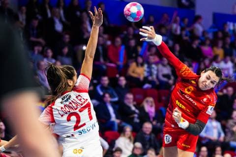 181211 Cristina Neagu of Romania shoots during the EHF European Women?s Handball Championship match between Spain and Romania on December 11, 2018 in Nancy. Photo: Fredrik Varfjell BILDBYRAN kod FV 150182 Copyright: FREDRIKxVARFJELL BB181211FV009