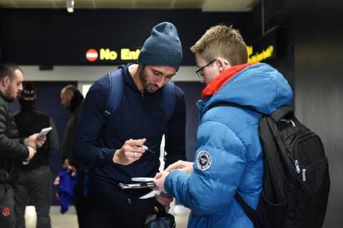 11.12.2018, xmeix, Fussball UEFA Champions League, TSG 1899 Hoffenheim, Ankunft der Spieler am Flughafen Manchester, emspor, v.l. Ishak Belfodil (TSG 1899 Hoffenheim) mit einem Fan DFL DFB REGULATIONS PROHIBIT ANY USE OF PHOTOGRAPHS as IMAGE SEQUENCES and or QUASI-VIDEO Manchetser