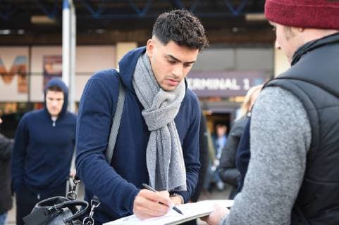 11.12.2018, xmeix, Fussball UEFA Champions League, TSG 1899 Hoffenheim, Ankunft der Spieler am Flughafen Manchester, emspor, v.l. Nadiem Amiri (TSG 1899 Hoffenheim) mit einem Fan DFL DFB REGULATIONS PROHIBIT ANY USE OF PHOTOGRAPHS as IMAGE SEQUENCES and or QUASI-VIDEO Manchetser