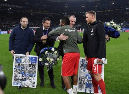 11.12.2018, Fussball, UEFA Champions League, Saison 2018 2019, Vorrunde, 6. Spieltag, FC Schalke 04 - Lokomotive Moskau, Offizielle Verabschiedung, v.li., Alexander Jobst (Schalke Marketing), Manager Christian Heidel (Schalke 04), Jefferson Farfan (Lokomotive Moskau), Aufsichtsratsvorsitzender Clemens Toennies, Clemens Tönnies (Schalke 04), Benedikt Hoewedes, Benedikt Höwedes (Lokomotive Moskau)