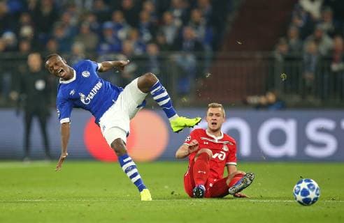 Sport Bilder des Tages 11.12.2018, Fussball UEFA Champions League 2018 2019, Gruppenphase, 6.Spieltag, FC Schalke 04 - Lokomotive Moskau, in der VELTINS-Arena Gelsenkirchen. (L-R) Hamza Mendyl (Schalke) gegen Maciej Rybus (Lok Moskau)