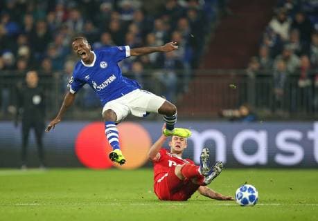 11.12.2018, Fussball UEFA Champions League 2018 2019, Gruppenphase, 6.Spieltag, FC Schalke 04 - Lokomotive Moskau, in der VELTINS-Arena Gelsenkirchen. (L-R) Hamza Mendyl (Schalke) gegen Maciej Rybus (Lok Moskau)