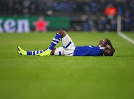 11.12.2018, Fussball UEFA Champions League 2018 2019, Gruppenphase, 6.Spieltag, FC Schalke 04 - Lokomotive Moskau, in der VELTINS-Arena Gelsenkirchen. Hamza Mendyl (Schalke) liegt verletzt am Boden