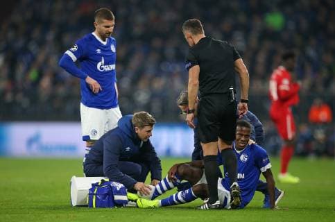 11.12.2018, Fussball UEFA Champions League 2018 2019, Gruppenphase, 6.Spieltag, FC Schalke 04 - Lokomotive Moskau, in der VELTINS-Arena Gelsenkirchen. Hamza Mendyl (mi. Schalke) sitzt verletzt am Boden und mussd behandelt werden