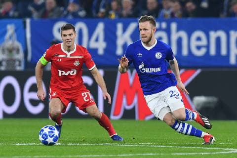 Fußball Champions League Gruppenphase 6. Spieltag FC Schalke 04 - Lokomotive Moskau am 11.12.2018 in der Veltins Arena in Gelsenkirchen Igor Denisov ( Moskau ), links - Cedric Teuchert ( Schalke ), rechts DFL Regulations prohibit any use of photographs as image sequences and or quasi video.