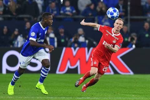 Fußball Champions League Gruppenphase 6. Spieltag FC Schalke 04 - Lokomotive Moskau am 11.12.2018 in der Veltins Arena in Gelsenkirchen Hamza Mendyl ( Schalke ), links - Vladislav Ignatyev ( Moskau ), rechts DFL Regulations prohibit any use of photographs as image sequences and or quasi video.