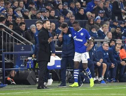11.12.2018, Fussball, UEFA Champions League, Saison 2018 2019, Vorrunde, 6. Spieltag, FC Schalke 04 - Lokomotive Moskau, Verletzung Hamza Mendyl (FC Schalke 04), v.re., Hamza Mendyl (FC Schalke 04), , Physiotherapeut Thomas Kuehn (Thomas Kühn, FC Schalke 04), Trainer Domenico Tedesco (FC Schalke 04)