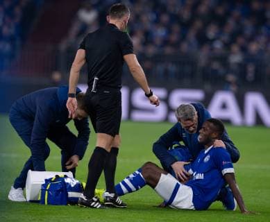 Fußball Champions League Gruppenphase 6. Spieltag FC Schalke 04 - Lokomotive Moskau am 11.12.2018 in der Veltins Arena in Gelsenkirchen Verletzung von Hamza Mendyl ( Schalke ) DFL Regulations prohibit any use of photographs as image sequences and or quasi video.