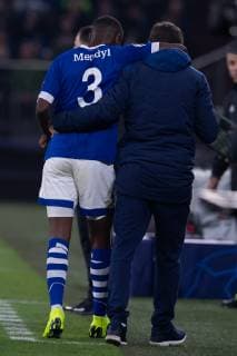 Fußball Champions League Gruppenphase 6. Spieltag FC Schalke 04 - Lokomotive Moskau am 11.12.2018 in der Veltins Arena in Gelsenkirchen Verletzung von Hamza Mendyl ( Schalke ) DFL Regulations prohibit any use of photographs as image sequences and or quasi video.