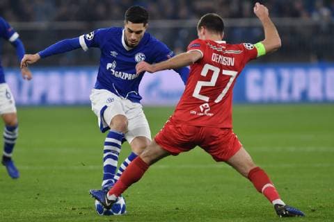 GER, CL, FC Schalke 04 vs Lokomotiv Moskva Lokomotive Moskau 11.12.2018, Veltins-Arena, Gelsenkirchen, GER, CL, FC Schalke 04 vs Lokomotiv Moskva Lokomotive Moskau, DFL regulations prohibit any use of photographs as image sequences and or quasi-video im Bild v. li. im Zweikampf Suat Serdar ( 8, FC Schalke 04) Igor Denisov ( 27, Lokomotive Moskau Lokomotiv Moskva)