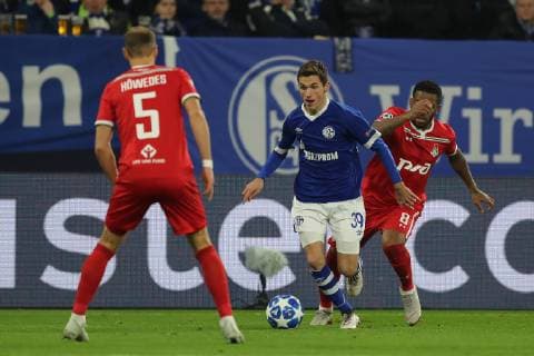Benedikt Höwedes (Lokomotiv Moskau), Benjamin Goller (FC Schalke 04) und Jefferson Farfan (Lokomotiv Moskau) beim Champions League Spiel (Saison 2018 19) FC Schalke 04 - Lokomotive Moskau. Copyright: Thomas Pakusch
