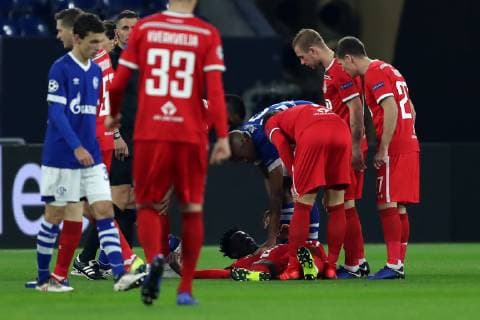 Eder (Lokomotiv Moskau) liegt nach einem Zweikampf am Boden beim Champions League Spiel (Saison 2018 19) FC Schalke 04 - Lokomotive Moskau. Copyright: Thomas Pakusch