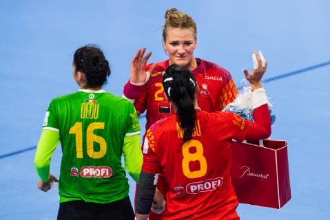 181211 Crina Pintea celebrate with Denisa Dedu of Romania and Cristina Neagu of Romania of Romania after the EHF European Women?s Handball Championship match between Spain and Romania on December 11, 2018 in Nancy. Photo: Fredrik Varfjell BILDBYRAN kod FV 150182 Copyright: FREDRIKxVARFJELL BB181211FV015