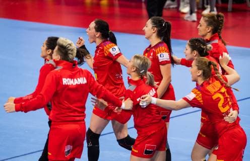 181211 Players of Romania celebrate after the EHF European Women?s Handball Championship match between Spain and Romania on December 11, 2018 in Nancy. Photo: Fredrik Varfjell BILDBYRAN kod FV 150182 Copyright: FREDRIKxVARFJELL BB181211FV016