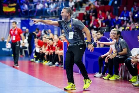 181211 Jorge Duenas, head coach of Spain, during the EHF European Women?s Handball Championship match between Spain and Romania on December 11, 2018 in Nancy. Photo: Fredrik Varfjell BILDBYRAN kod FV 150182 Copyright: FREDRIKxVARFJELL BB181211FV020