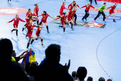 181211 The players of Romania celebrate after the EHF European Women?s Handball Championship match between Spain and Romania on December 11, 2018 in Nancy. Photo: Fredrik Varfjell BILDBYRAN kod FV 150182 Copyright: FREDRIKxVARFJELL BB181211FV022