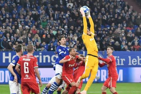 GER, CL, FC Schalke 04 vs Lokomotiv Moskva Lokomotive Moskau 11.12.2018, Veltins-Arena, Gelsenkirchen, GER, CL, FC Schalke 04 vs Lokomotiv Moskva Lokomotive Moskau, DFL regulations prohibit any use of photographs as image sequences and or quasi-video im Bild Guilherme ( 1, Lokomotive Moskau Lokomotiv Moskva) pariert den Ball vor Benjamin Stambouli ( 17, FC Schalke 04)