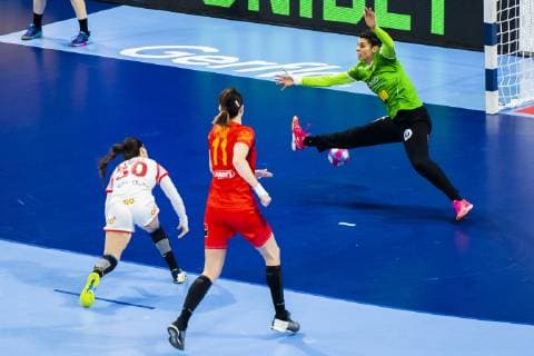 181211 Goalkeeper Denisa Dedu of Romania saves a shoot from Soledad Lopez of Spain during the EHF European Women?s Handball Championship match between Spain and Romania on December 11, 2018 in Nancy. Photo: Fredrik Varfjell BILDBYRAN kod FV 150182 Copyright: FREDRIKxVARFJELL BB181211FV025