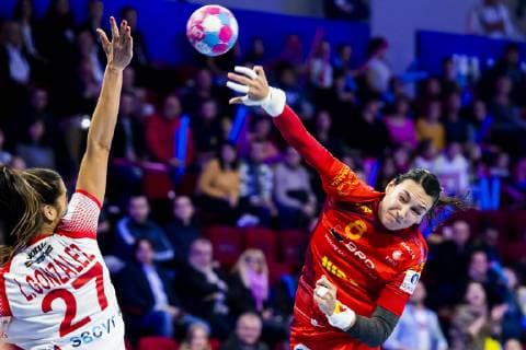 181211 Lara Gonzalez Ortega of Spain and Cristina Neagu of Romania during the EHF European Women?s Handball Championship match between Spain and Romania on December 11, 2018 in Nancy. Photo: Fredrik Varfjell BILDBYRAN kod FV 150182 Copyright: FREDRIKxVARFJELL BB181211FV026