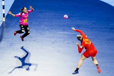 181211 Cristina Laslo of Romania scores a goal behind goalkeeper Silvia Navarro of Spain during the EHF European Women?s Handball Championship match between Spain and Romania on December 11, 2018 in Nancy. Photo: Fredrik Varfjell BILDBYRAN kod FV 150182 Copyright: FREDRIKxVARFJELL BB181211FV027