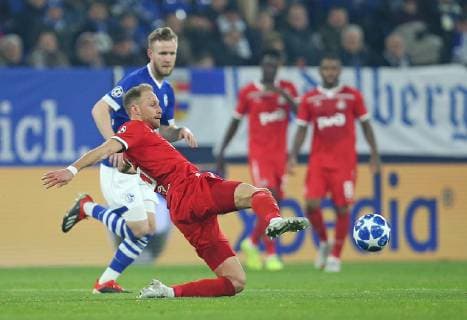 11.12.2018, Fussball UEFA Champions League 2018 2019, Gruppenphase, 6.Spieltag, FC Schalke 04 - Lokomotive Moskau, in der VELTINS-Arena Gelsenkirchen. (L-R) Cedric Teuchert (Schalke) gegen Benedikt Höwedes (Lok Moskau)