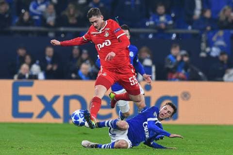 Fußball Champions League Gruppenphase 6. Spieltag FC Schalke 04 - Lokomotive Moskau am 11.12.2018 in der Veltins Arena in Gelsenkirchen Aleksei Miranchuk ( Moskau ), vorne - Benjamin Goller ( Schalke ), hinten DFL Regulations prohibit any use of photographs as image sequences and or quasi video.