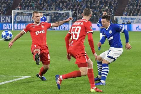 GER, CL, FC Schalke 04 vs Lokomotiv Moskva Lokomotive Moskau 11.12.2018, Veltins-Arena, Gelsenkirchen, GER, CL, FC Schalke 04 vs Lokomotiv Moskva Lokomotive Moskau, DFL regulations prohibit any use of photographs as image sequences and or quasi-video im Bild v. li. im Zweikampf Dmitry Barinov ( 6, Lokomotive Moskau Lokomotiv Moskva) Aleksey Miranchuk ( 59, Lokomotive Moskau Lokomotiv Moskva) Yevhen Konoplyanka ( 11, FC Schalke 04)