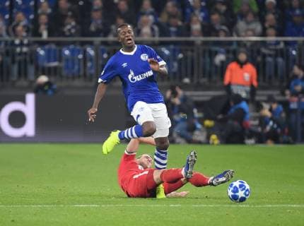 11.12.2018, Fussball, UEFA Champions League, Saison 2018 2019, Vorrunde, 6. Spieltag, FC Schalke 04 - Lokomotive Moskau, Hamza Mendyl (FC Schalke 04), li., gegen Dmitri Barinov (Lokomotive Moskau), Hamza Mendyl (FC Schalke 04) muss danach verletzt raus