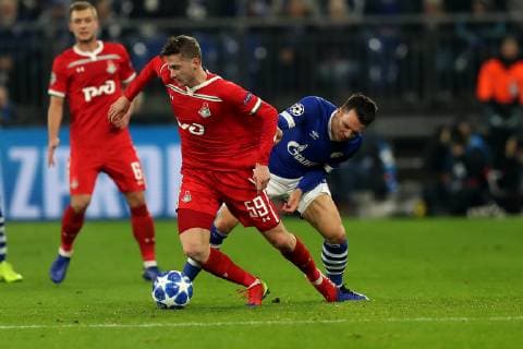 Aleksey Miranchuk (Lokomotiv Moskau) wird von Yevhen Konoplyanka (FC Schalke 04) am Trikot gezogen beim Champions League Spiel (Saison 2018 19) FC Schalke 04 - Lokomotive Moskau. Copyright: Thomas Pakusch