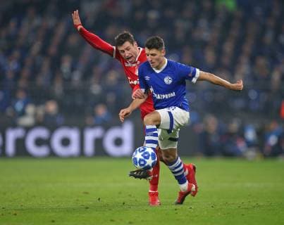 11.12.2018, Fussball UEFA Champions League 2018 2019, Gruppenphase, 6.Spieltag, FC Schalke 04 - Lokomotive Moskau, in der VELTINS-Arena Gelsenkirchen. (L-R) Grzegorz Krychowiak (Lok Moskau) gegen Alessandro Schöpf (Schalke)