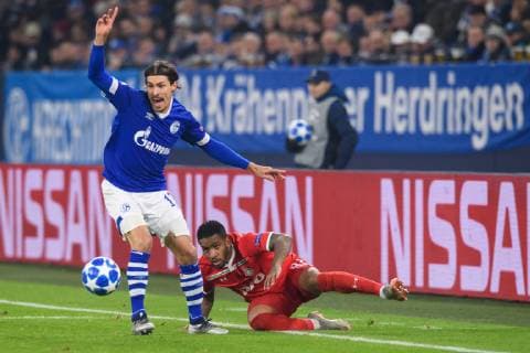 GER, UEFA Champions League, Gruppenphase, Gruppe D, FC Schalke 04 vs. FC Lokomotiv Moskva Moskau 11.12.2018, VELTINS Arena, Gelsenkirchen, Deutschland, GER, UEFA Champions League, Gruppenphase, Gruppe D, FC Schalke 04 vs. FC Lokomotiv Moskva Moskau DFL REGULATIONS PROHIBIT ANY USE OF PHOTOGRAPHS AS IMAGE SEQUENCES AND OR QUASI-VIDEO. im Bild Zweikampf zwischen Benjamin Stambouli ( 17 Schalke) und Jefferson Farfan ( 8 Moskau)
