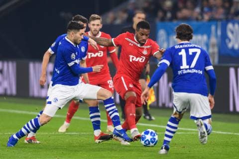 GER, UEFA Champions League, Gruppenphase, Gruppe D, FC Schalke 04 vs. FC Lokomotiv Moskva Moskau 11.12.2018, VELTINS Arena, Gelsenkirchen, Deutschland, GER, UEFA Champions League, Gruppenphase, Gruppe D, FC Schalke 04 vs. FC Lokomotiv Moskva Moskau DFL REGULATIONS PROHIBIT ANY USE OF PHOTOGRAPHS AS IMAGE SEQUENCES AND OR QUASI-VIDEO. im Bild Zweikampf zwischen Jefferson Farfan ( 8 Moskau) und Suat Serdar ( 8 Schalke), Benjamin Goller ( 39 Schalke), Benjamin Stambouli ( 17 Schalke)