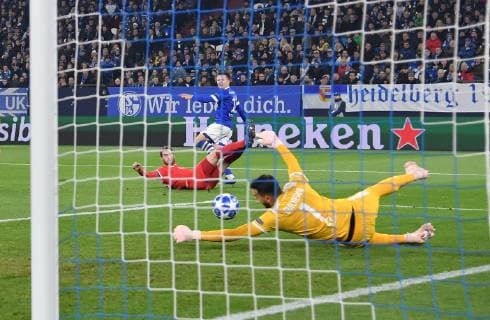 11.12.2018, Fussball, UEFA Champions League, Saison 2018 2019, Vorrunde, 6. Spieltag, FC Schalke 04 - Lokomotive Moskau, Yevhen Konoplyanka (Schalke 04) scheitert an Torwart Guilherme (Lokomotive Moskau)