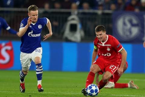 Cedric Teuchert (FC Schalke 04) und Igor Denisov (Lokomotiv Moskau) beim Champions League Spiel (Saison 2018 19) FC Schalke 04 - Lokomotive Moskau. Copyright: Thomas Pakusch