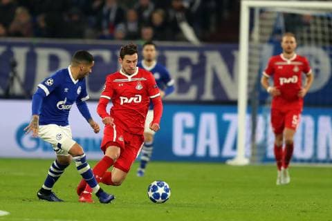 Omar Mascarell (FC Schalke 04) im Zweikampf mit Grzegorz Krychowiak (Lokomotiv Moskau) beim Champions League Spiel (Saison 2018 19) FC Schalke 04 - Lokomotive Moskau. Copyright: Thomas Pakusch