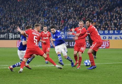 11.12.2018, Fussball, UEFA Champions League, Saison 2018 2019, Vorrunde, 6. Spieltag, FC Schalke 04 - Lokomotive Moskau, Suat Serdar (FC Schalke 04), mi., scheitert mit diesem Schuss, links Benedikt Hoewedes, Benedikt Höwedes (Lokomotive Moskau)