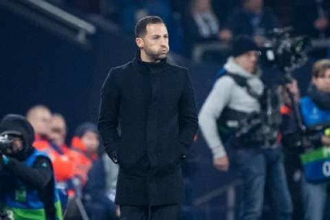 11.12.2018, xkvx, Fussball UEFA Champions League, FC Schalke 04 - Lok Moskau emspor, v.l. Trainer Domenico Tedesco (S04 - Schalke 04) gibt Anweisung, gestikuliert, mit den Armen gestikulieren, gives instructions, gesticulatea (DFL DFB REGULATIONS PROHIBIT ANY USE OF PHOTOGRAPHS as IMAGE SEQUENCES and or QUASI-VIDEO) Gelsenkirchen