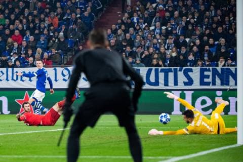 11.12.2018, xkvx, Fussball UEFA Champions League, FC Schalke 04 - Lok Moskau emspor, v.l. Torchance von Yevhen Konoplyanka (S04 - Schalke 04) (DFL DFB REGULATIONS PROHIBIT ANY USE OF PHOTOGRAPHS as IMAGE SEQUENCES and or QUASI-VIDEO) Gelsenkirchen