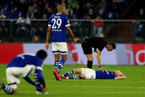 Cedric Teuchert (FC Schalke 04) liegt nach einem Zweikampf am Boden beim Champions League Spiel (Saison 2018 19) FC Schalke 04 - Lokomotive Moskau. Copyright: Thomas Pakusch
