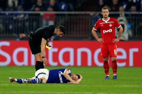Cedric Teuchert (FC Schalke 04) liegt nach einem Zweikampf am Boden beim Champions League Spiel (Saison 2018 19) FC Schalke 04 - Lokomotive Moskau. Copyright: Thomas Pakusch