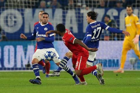 Omar Mascarell (FC Schalke 04), Jefferson Farfan (Lokomotiv Moskau) und Benjamin Stambouli (FC Schalke 04) beim Champions League Spiel (Saison 2018 19) FC Schalke 04 - Lokomotive Moskau. Copyright: Thomas Pakusch