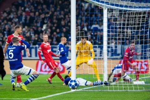 11.12.2018, xkvx, Fussball UEFA Champions League, FC Schalke 04 - Lok Moskau emspor, v.l. Torchance von Matija Nastasic (S04 - Schalke 04), Suat Serdar (S04 - Schalke 04), Yevhen Konoplyanka (S04 - Schalke 04) (DFL DFB REGULATIONS PROHIBIT ANY USE OF PHOTOGRAPHS as IMAGE SEQUENCES and or QUASI-VIDEO) Gelsenkirchen