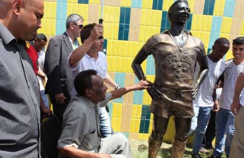 Sport Themen der Woche KW50 Sport Bilder des Tages Brazilian former soccer player Pele , 78, observes a statue of him during the opening of a soccer academy with his name at the Resende municipality, in the south of Rio de Janeiro, Brazil, 11 December 2018. Pele opens soccer academy !ACHTUNG: NUR REDAKTIONELLE NUTZUNG!  Copyright: xErnestoxCarricox AME8155 20181211-636801584084497799